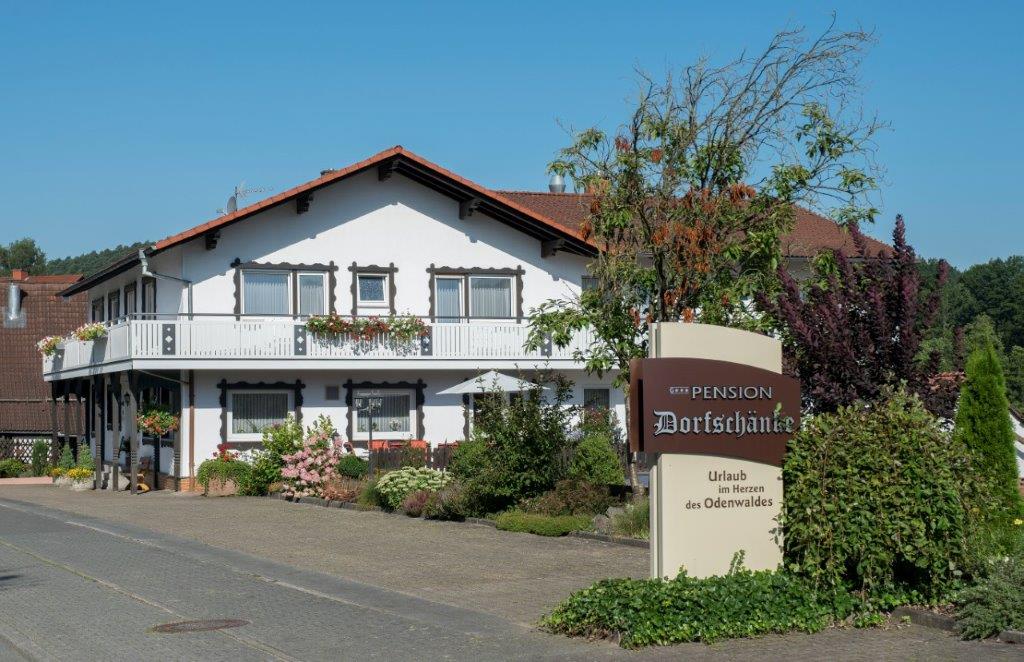 Außenansicht der Pension Dorfschänke in Hüttenthal bei Sonnenschein