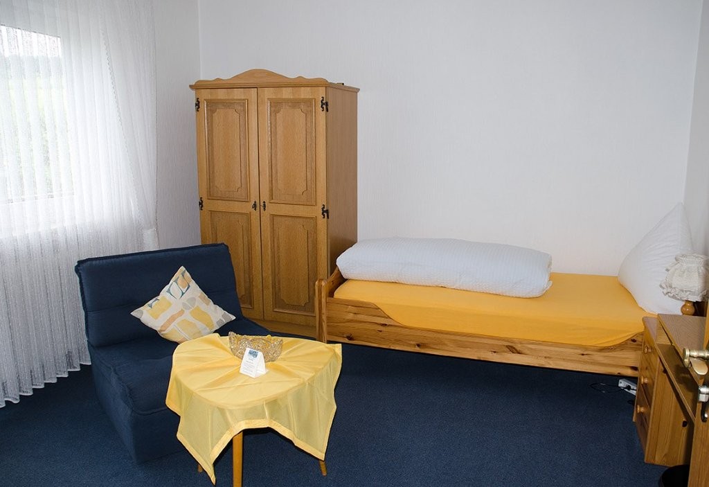 Einzelzimmer mit Dusche, WC und Balkon