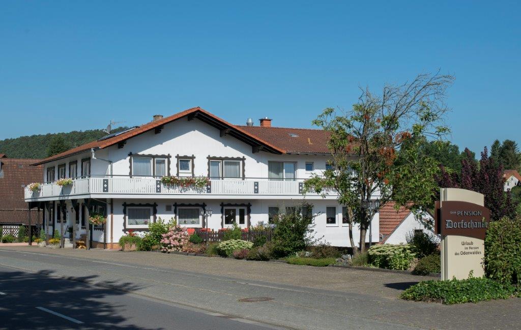 Die Pension Dorfschänke von der Straße aus gesehen